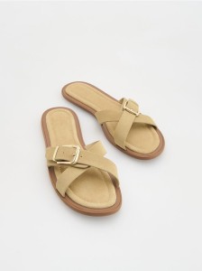 Zamszowe klapki z klamrami - beżowy