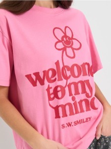 Bawełniana koszulka z nadrukiem na plecach S.W. Smiley® - różowy