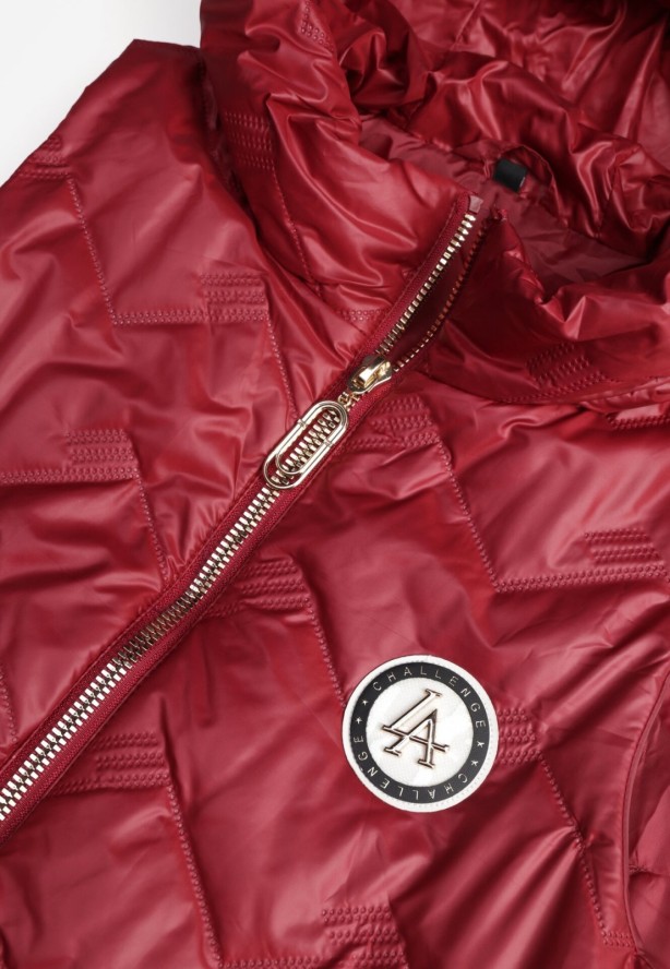 Czerwona Przejściowa Kamizelka Pikowana o Długim Kroju z Kapturem i Naszywką Harmaste