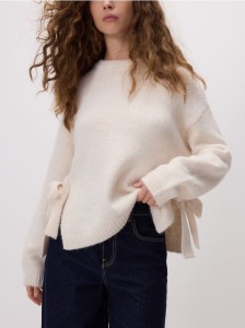 Sweter z kokardkami - kremowy