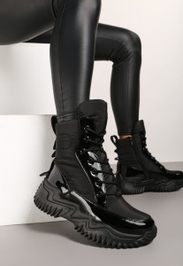 Czarne Śniegowce na Grubej Tłoczonej Podeszwie ze Sznurowaniem Cedilia