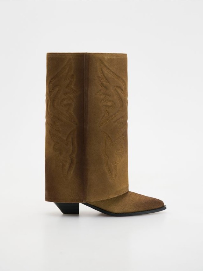 Zamszowe kozaki ze zdobieniem - beżowy