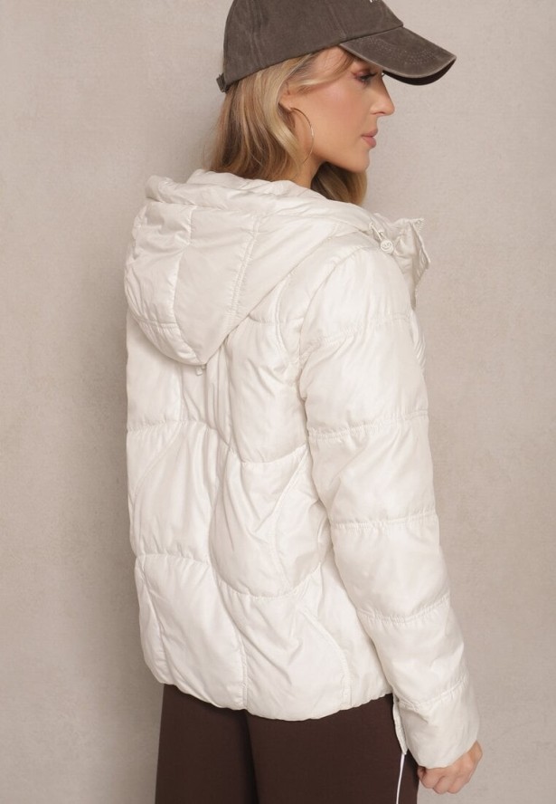 Biała Kurtka z Kapturem Sznurkami i Ozdobnymi Przeszyciami Karedia