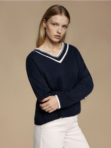 Sweter z kontrastowym dekoltem - granatowy