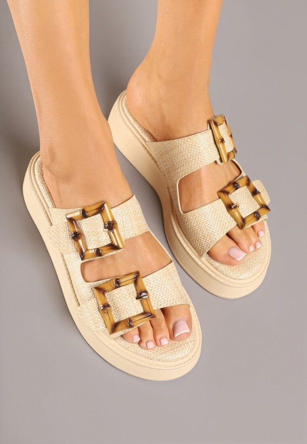 Beżowe Klapki na Grubej Podeszwie z Paskami z Klamrami Imitującymi Drewno Nilasina