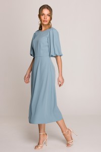 Elegancka sukienka koktajlowa z bufiastymi rękawami błękitna