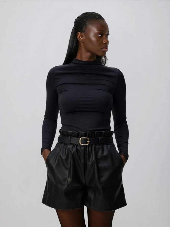 Szorty z imitacji skóry z paskiem - czarny