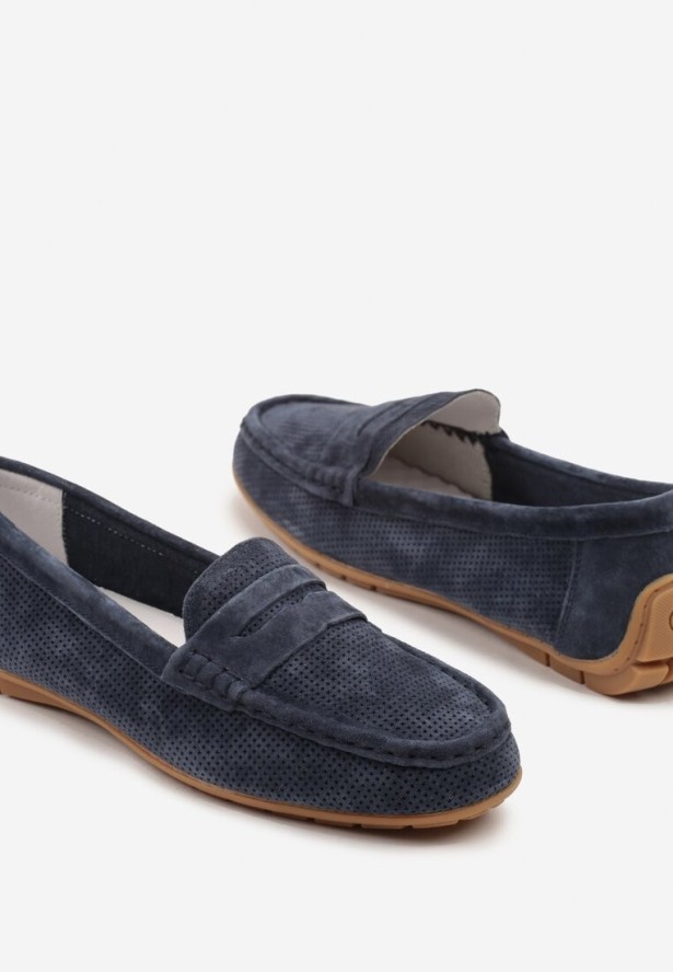 Granatowe Skórzane Mokasyny z Ozdobną Perforacją Remica