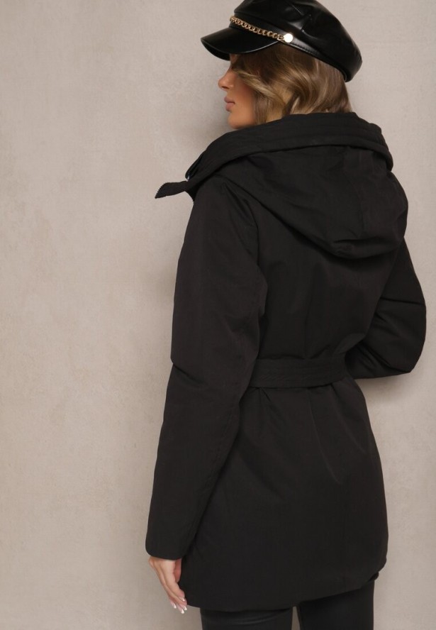 Czarna Długa Kurtka Pikowana z Bawełną i Kapturem Ozdobiona Paskiem z Klamrą Seniraen
