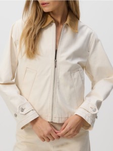 Jeansowa kurtka z kontrastowym kołnierzykiem - złamana biel