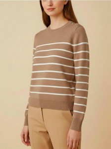 Sweter w paski z ozdobnymi guzikami na ramieniach - beżowy