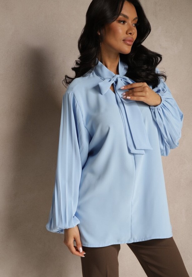 Jasnoniebieska Bluzka Ozdobiona Wiązaniem i Plisowanymi Rękawami Jenowena