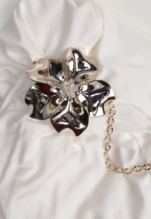 Biały Marszczony Top Halter z Łańcuszkiem i Kwiatem Przy Dekolcie Idivanna