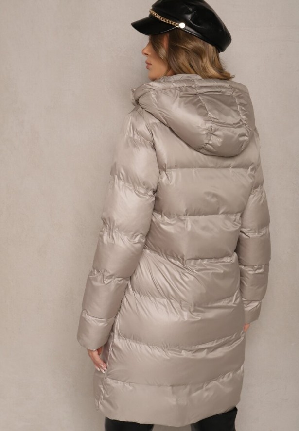 Beżowa Długa Kurtka z Kapturem Kieszeniami i Dwustronnym Suwakiem Zdobiona Pikowaniem Sanaviel