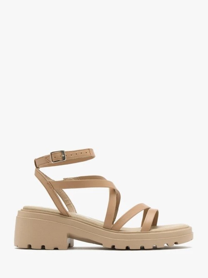 Beżowe sandały z paseczkami
