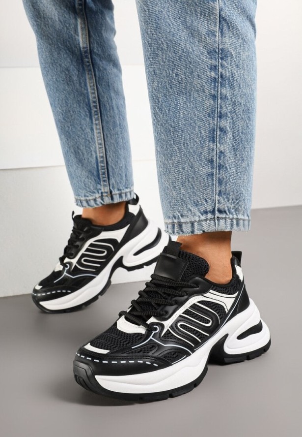 Czarne Sneakersy na Grubej Tłoczonej Podeszwie z Geometrycznym Wzorem Deliorith