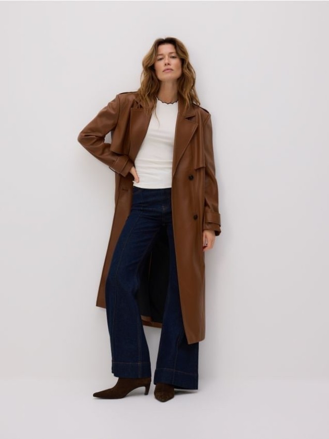 Bluzka z kontrastową lamówką - złamana biel