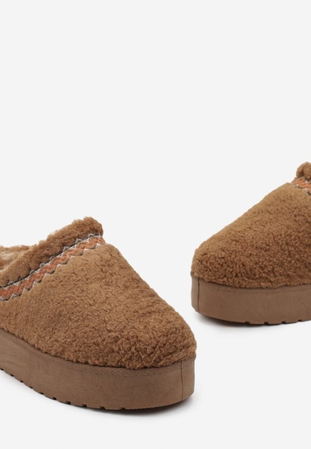 Brązowe Wsuwane Kapcie na Platformie z Ozdobnym Haftem Olisia