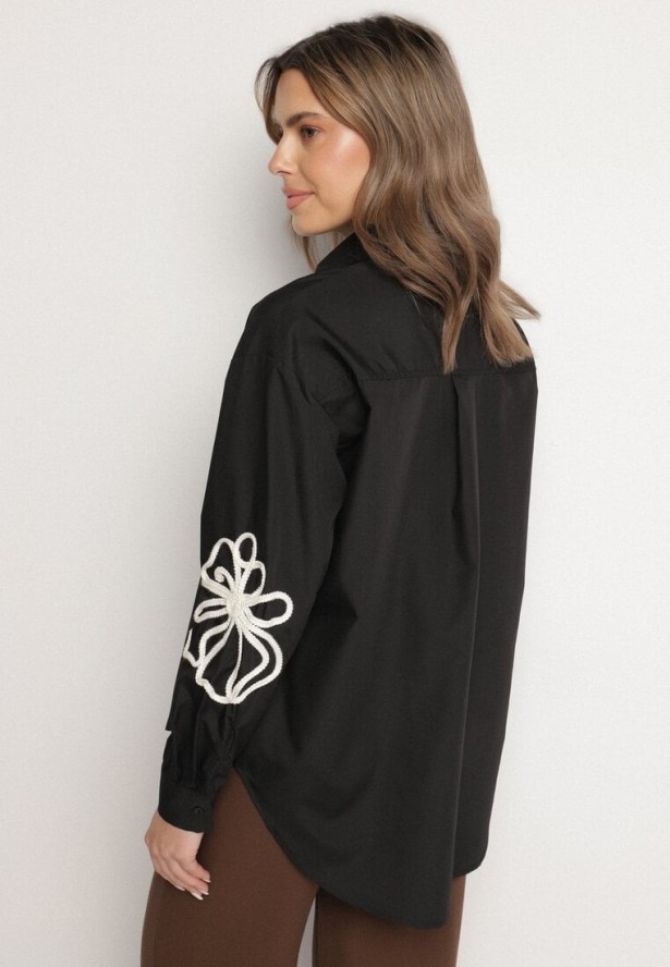 Czarna Koszula o Kroju Oversize z Wiskozą Zdobiona Kwiatową Aplikacją Zelbia