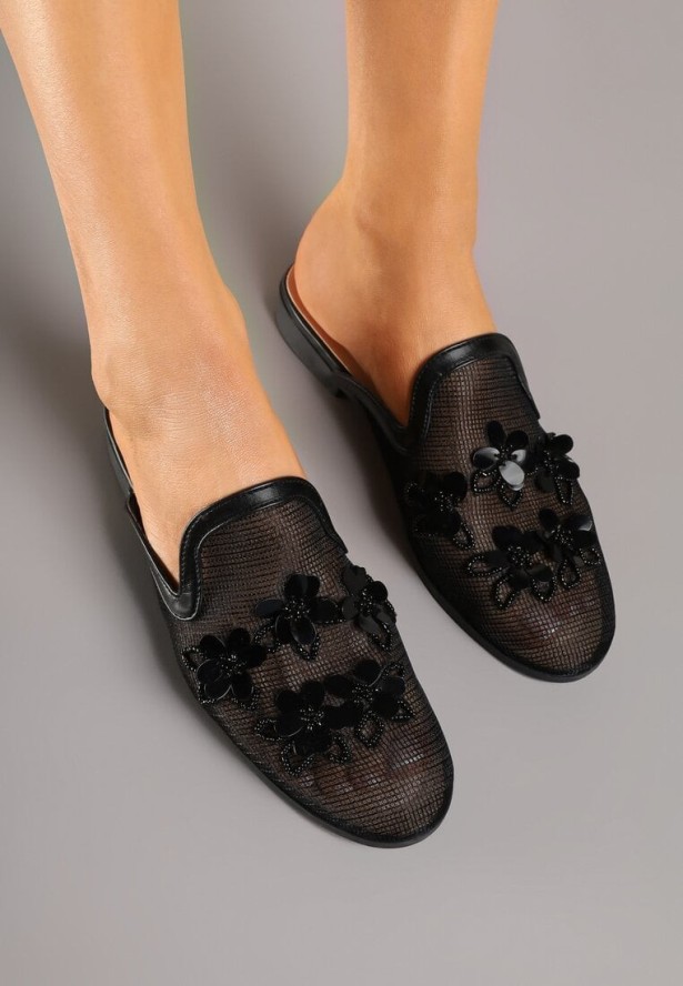 Czarne Siateczkowe Klapki Typu Mule z Kwiatami 3D Vilmoi