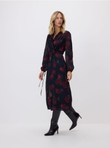 Sukienka z nadrukiem w róże - czarny