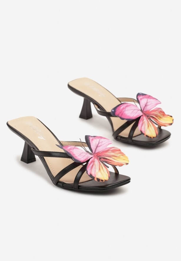 Czarne Klapki na Obcasie Typu Kaczuszka z Aplikacją z Motylem Tillirea