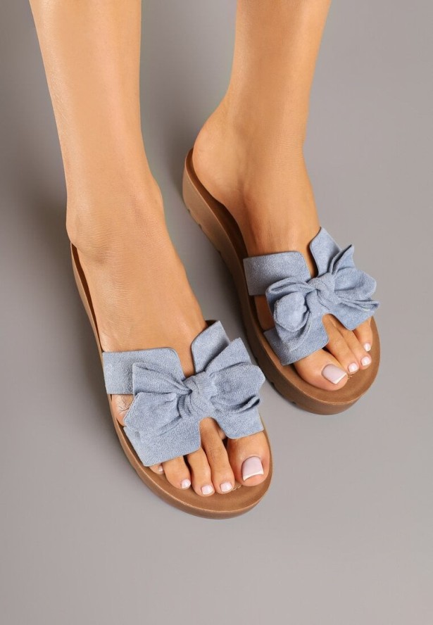 Niebieskie Klapki na Niskiej Platformie z Kokardką Ravirise