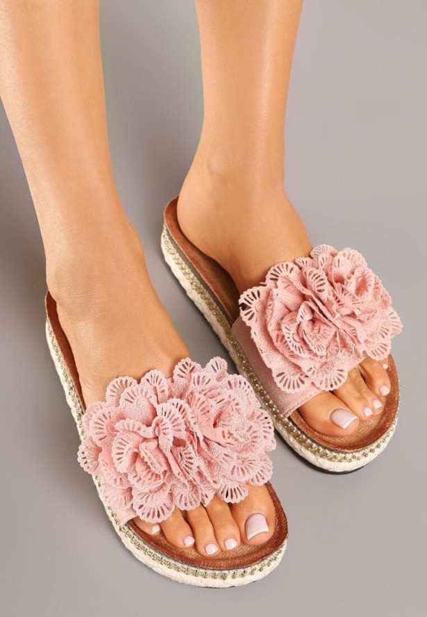 Różowe Klapki Zdobione Plecioną i Kwiatową Aplikacją Kinellea