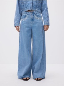 Jeansy wide leg z haftem - niebieski