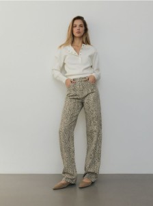 Jeansy straight ze zwierzęcym wzorem - beżowy