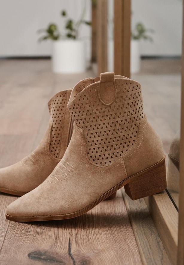 Ciemnobeżowe Ażurowe Botki Vices w Stylu Kowbojek na Obcasie Norfedi