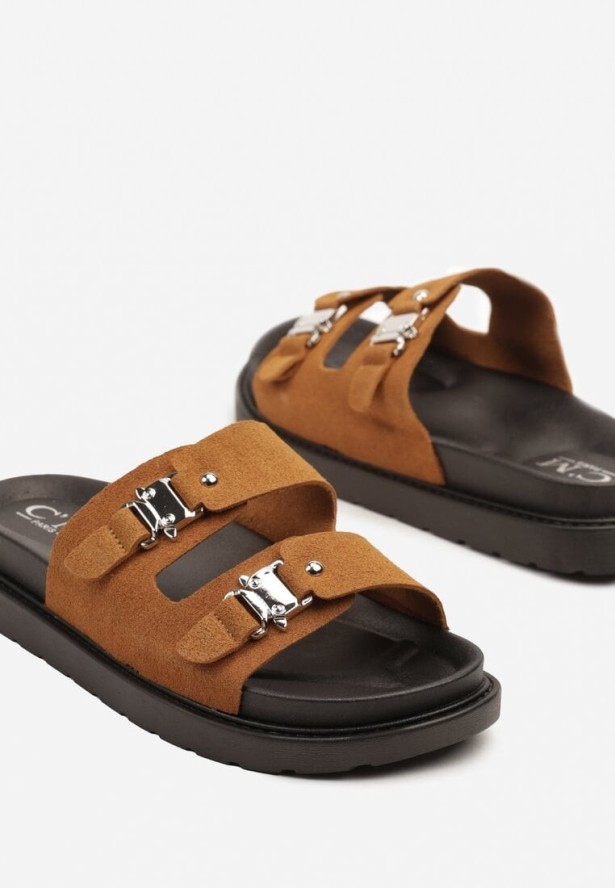 Brązowe Klapki z Metalicznymi Klamrami Fallevia