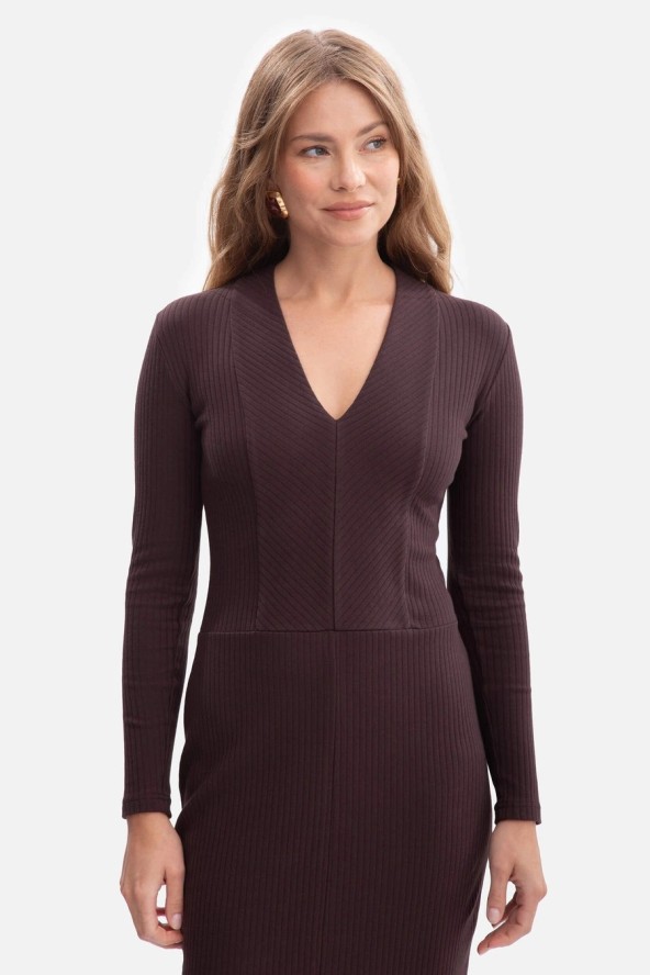 Bawełniana sukienka dzianinowa ołówkowa z dekoltem V c.brąz