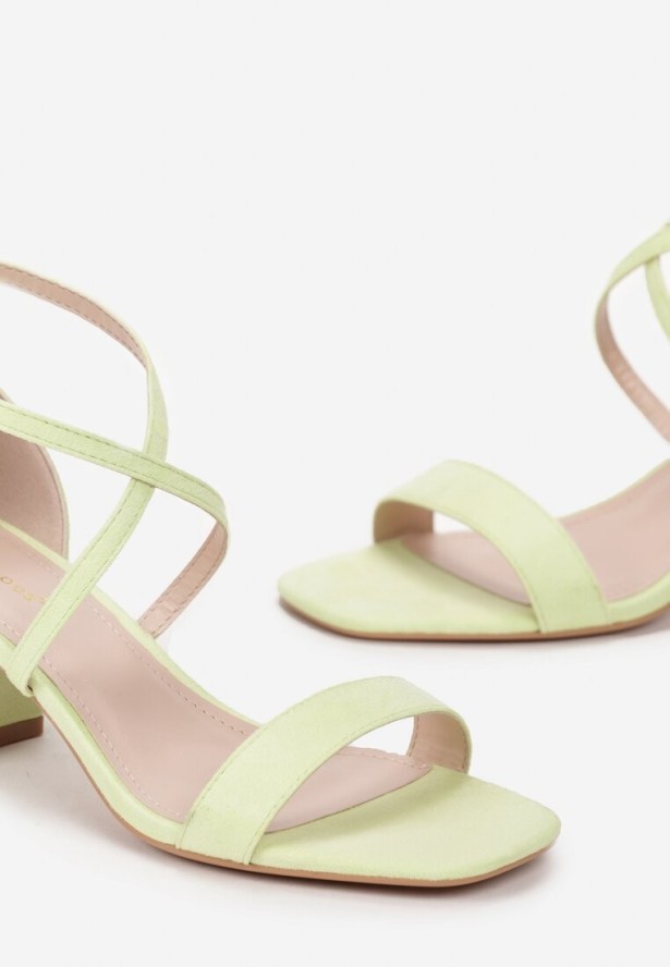 Żółte Sandały na Niskim Słupku z Kwadratowym Noskiem i Sprzączką Magalia