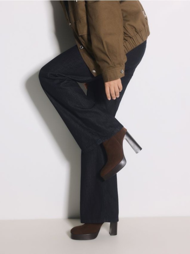 Skórzane botki na obcasie - brązowy