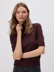 Sweter z golfem - brązowy