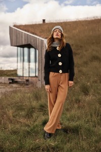 Kardigan z kwiatową aplikacją czarny