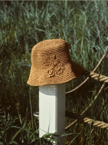 Pleciony kapelusz bucket - złamana biel