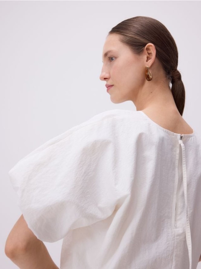Krótka bluzka bombka - biały