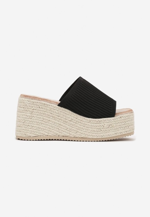 Czarne Klapki na Koturnie w Stylu Boho Ozdobione Tłoczoną Cholewką Deolith