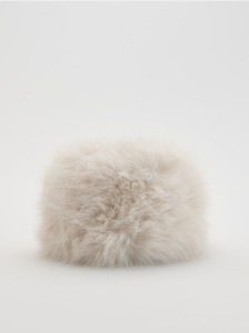 Czapka ze sztucznego futerka - biały