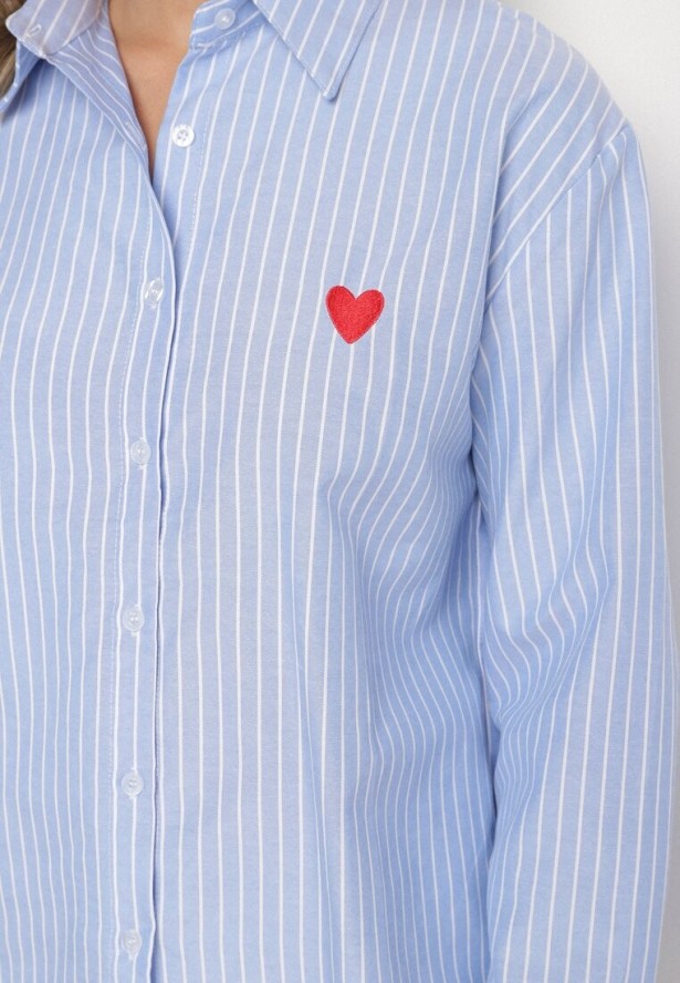 Jasnoniebieska Koszula o Kroju Oversize z Delikatne Paski z Haftem w Kształcie Serca Talaviela