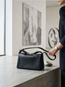 Mała torebka z dodatkowym paskiem i ozdobnym metalowym haczykiem - czarny