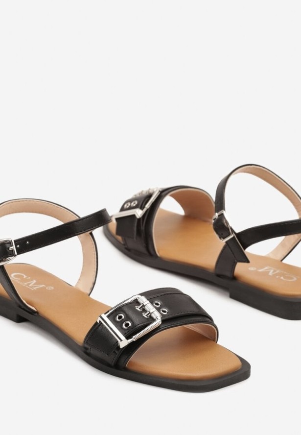 Czarne Sandały na Płaskiej Podeszwie Zdobione Klamerką i Nitami Zellevia