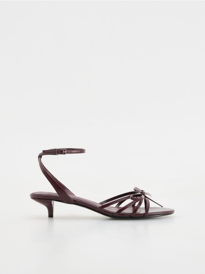 Sandały na obcasie z kokardkami - bordowy