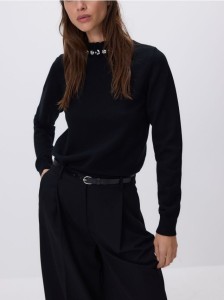 Sweter z ozdobną aplikacją - czarny