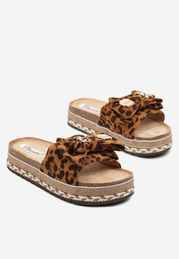 Panterkowe Klapki na Grubej Podeszwie Zdobione Kokardą z Metalicznymi Aplikacjami Tenalenea