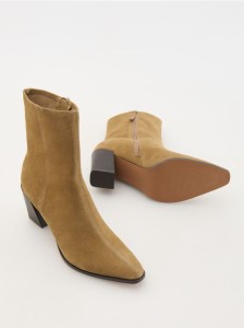 Zamszowe botki na obcasie - beżowy