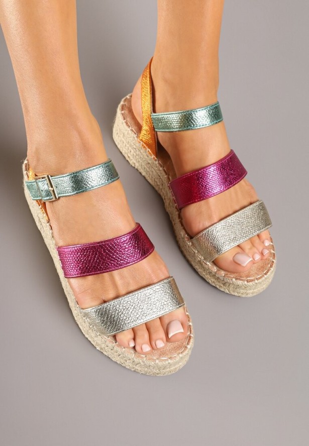 Wielokolorowe Sandały z Oryginalnymi Paskami i Koturnem Ozdobionym Jutą Daviloriae