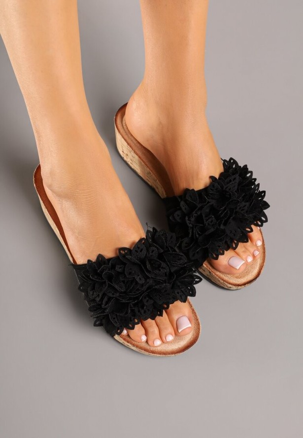 Czarne Klapki na Koturnie Ozdobione Aplikacją 3D Fevandrae